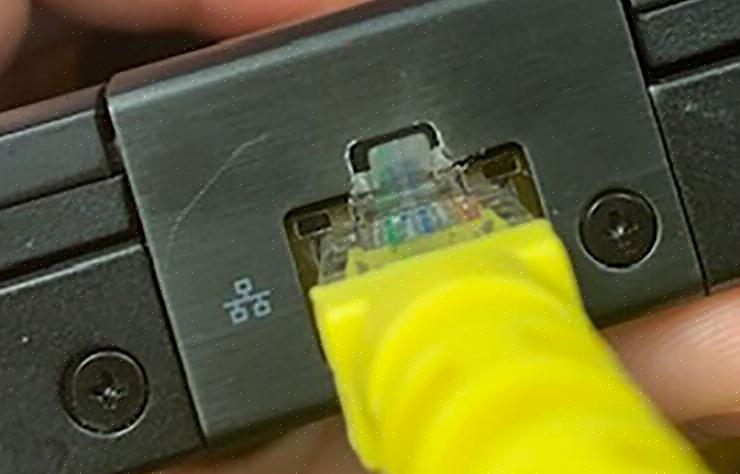 A extremidade larga do conector de plástico de um cabo Ethernet se encaixa apenas em uma porta específica