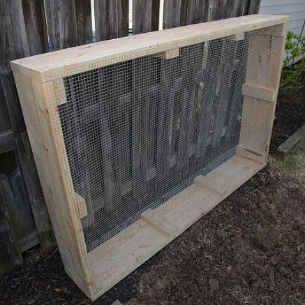 Você também pode colocar cercas ao redor do canteiro do seu jardim para proteger sua produção do vento