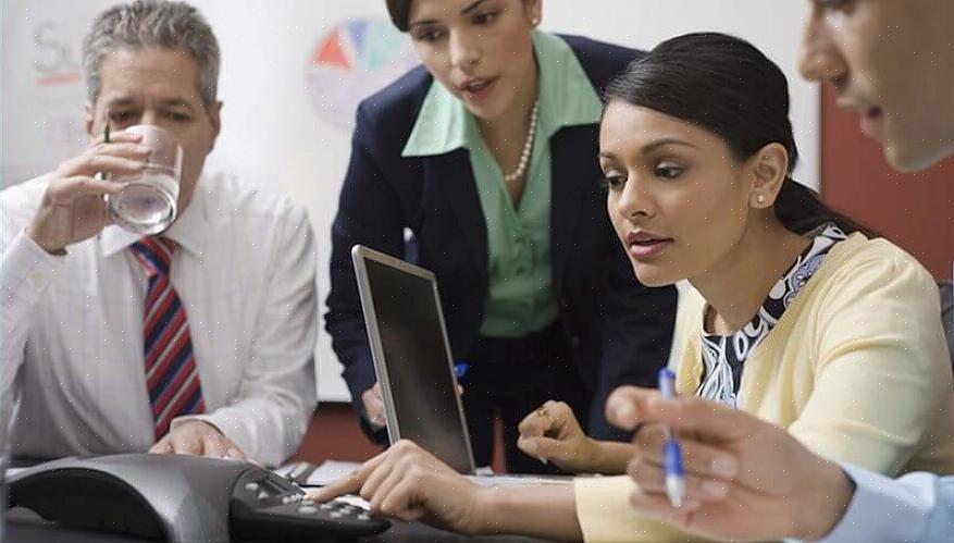 Uma chamada em conferência permite que um chamador troque algumas palavras com um grupo de cada vez