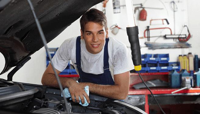 Existem várias escolas de mecânica que oferecem cursos automotivos