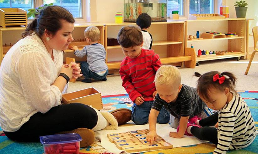 O sistema Montessori geralmente ensina uma criança a ler com apenas quatro anos