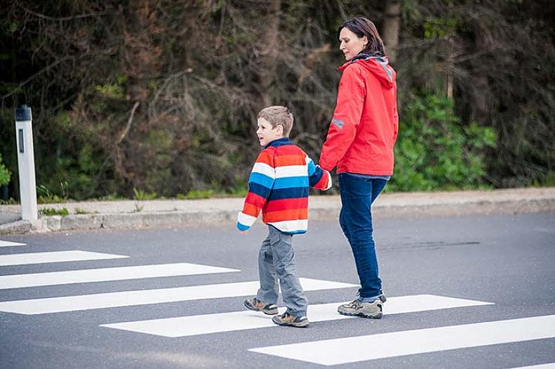 Aqui estão as regras que você pode ensinar às crianças para garantir que elas cruzem a rua com segurança