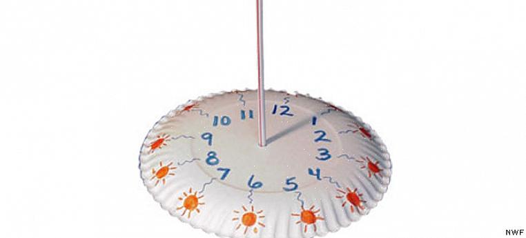 Continue inserindo a ponta do gnômon do seu relógio de sol diretamente no papelão (ou disco de madeira)