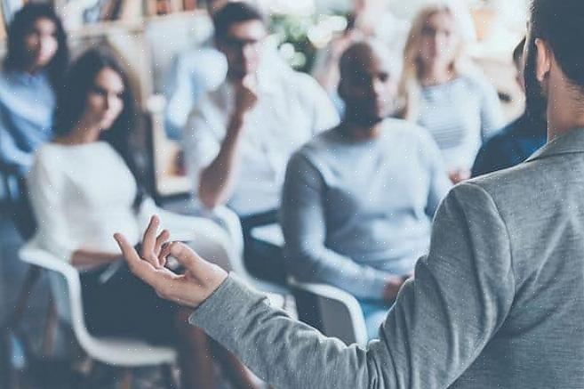 Muitas faculdades de dois anos aceitam candidatos que tenham diploma de mestrado ou experiência de campo