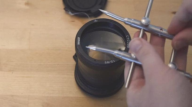 Use um pano de microfibra sem fiapos ou um pano para lentes para secar a lente