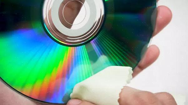 Tudo o que você precisa fazer é fazer seu próprio fluido de limpeza de CD para limpar esses discos