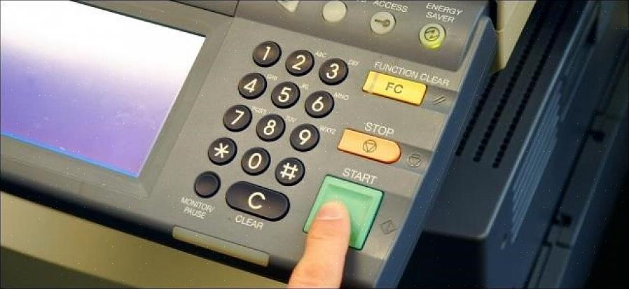 Insira o formulário de transmissão de fax na máquina de fax
