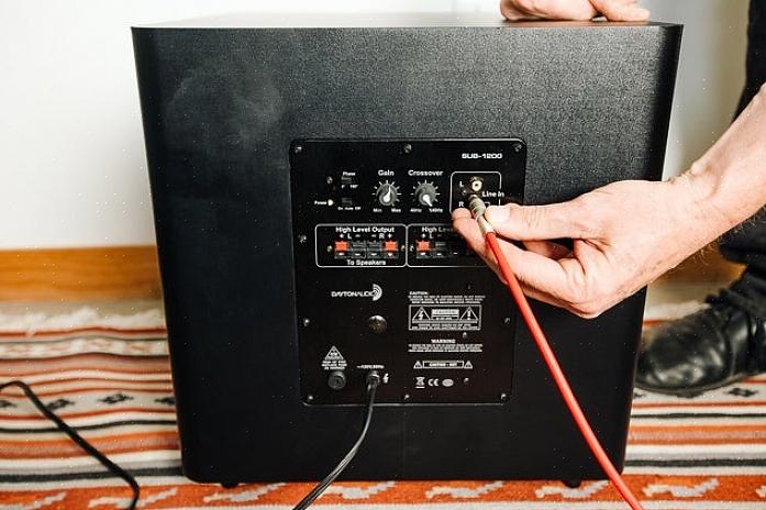 De que cabos precisamos para conectar um amplificador a um subwoofer em um sistema de home theater