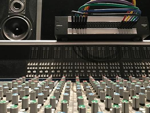 Conecte as saídas na parte traseira do patchbay às entradas do seu dispositivo multitrack