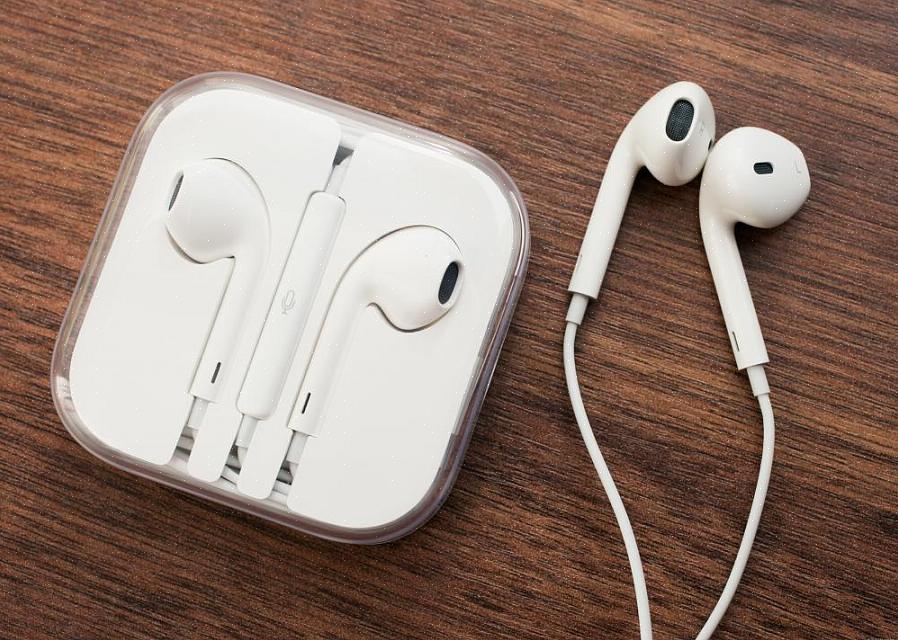 Certifique-se sempre de ajustar o iPod player o mais longe possível ao limpar os fones de ouvido
