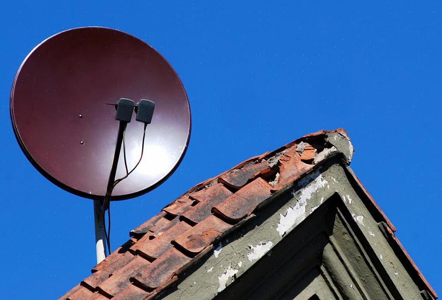 Uma antena parabólica recebe sinais de satélites que transmitem televisão via satélite