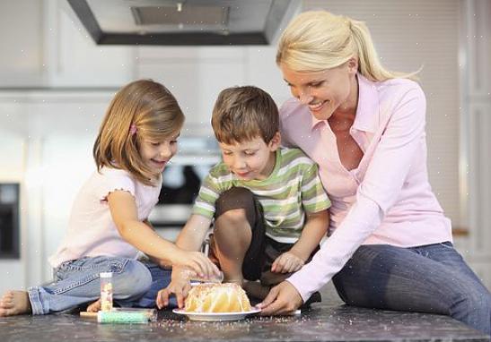 Aqui estão algumas maneiras de ajudar um filho adotivo com a visita dos pais
