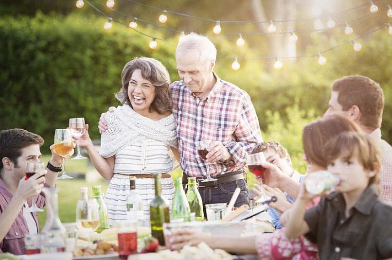 Abaixo estão algumas sugestões sobre como comemorar um aniversário de casamento de ouro