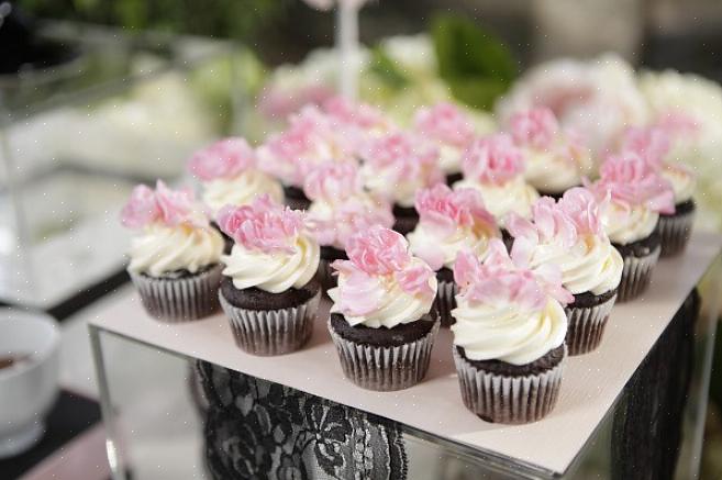 Como o chá de panela geralmente não é tão complexo quanto um bolo de casamento