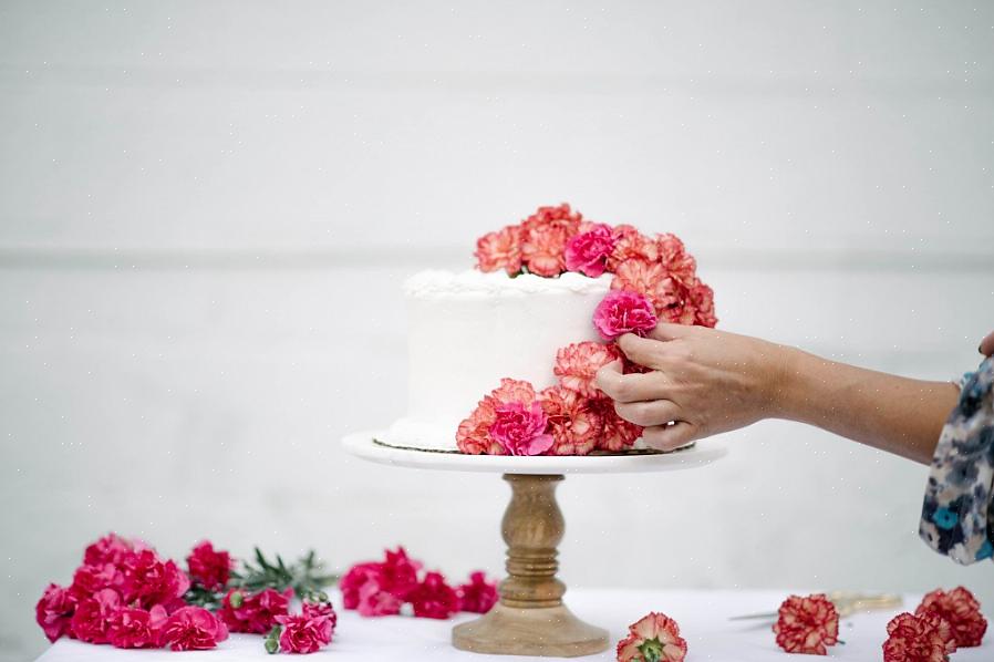 Você pode agrupar suas flores de seda como um pequeno buquê