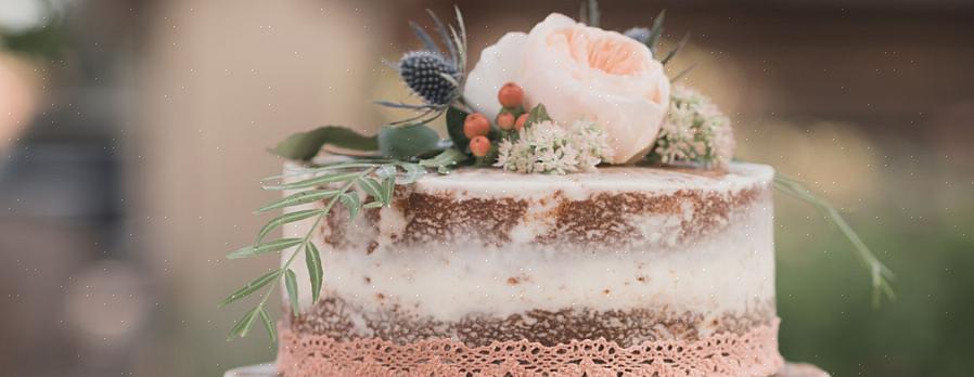 Estude a melhor maneira de posicionar suas flores de seda no bolo de casamento