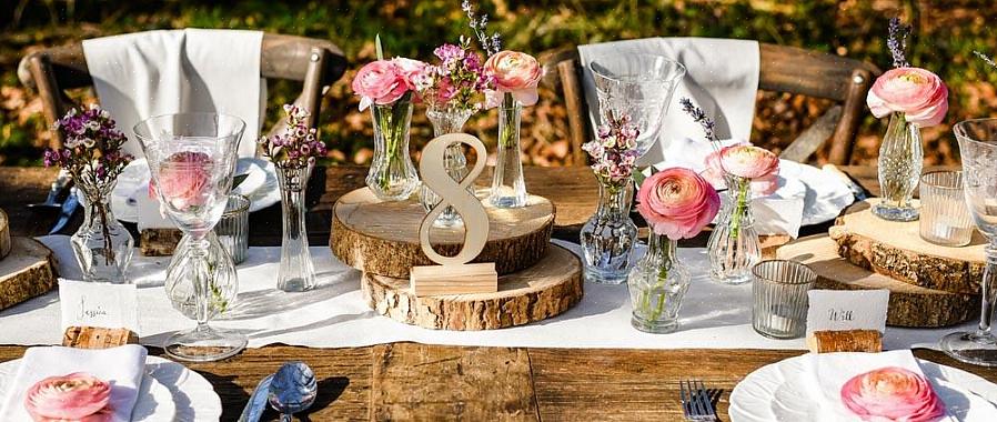 Preste muita atenção aos detalhes ao decorar sua mesa de registro de presentes de casamento na loja