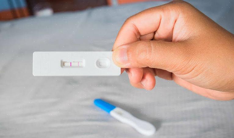 Tira ou o kit de teste digital de gravidez em uma superfície plana