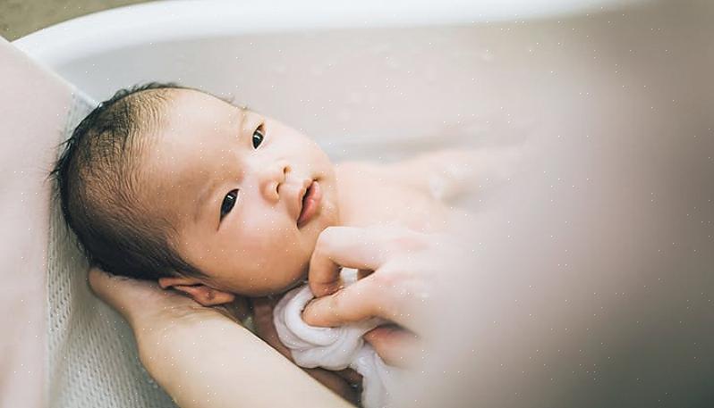Dar banho em um bebê recém-nascido a cada dois ou três dias geralmente é suficiente