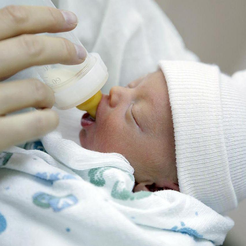 Experimente alimentar seu bebê com mamadeira enquanto ele está sentado