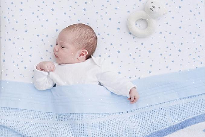 Um cobertor de recepção é um cobertor leve usado para embrulhar um bebê