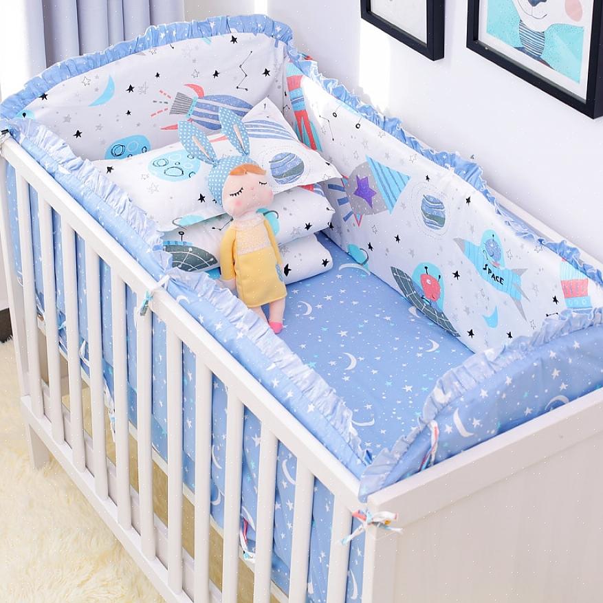 A roupa de cama básica do bebê inclui a capa do colchão