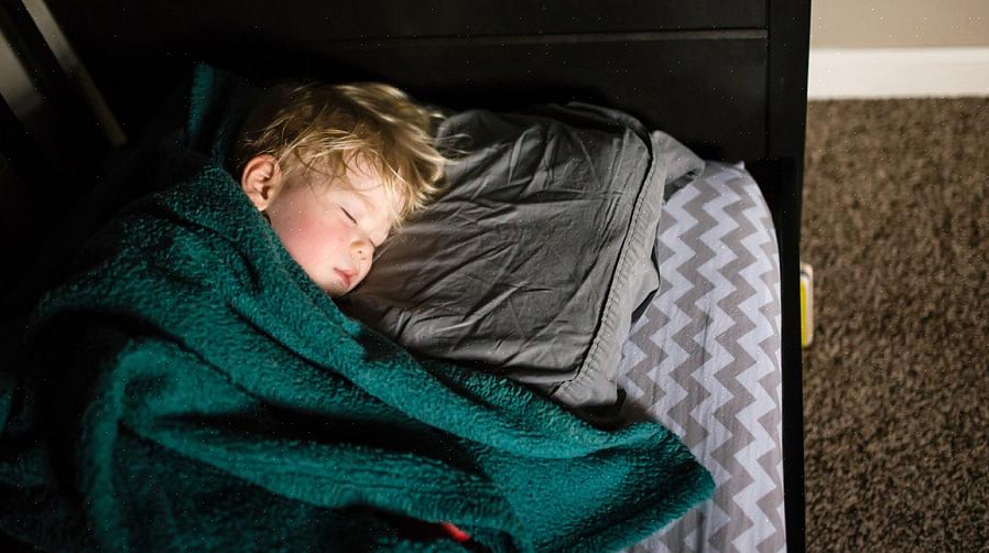 Acalmar uma criança na hora de dormir envolve promover momentos de silêncio