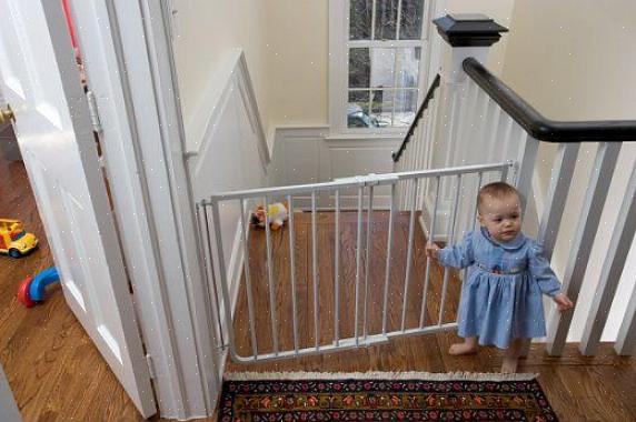 Portão da escada - um tipo de portão de segurança para crianças para proteger o seu filho de cair