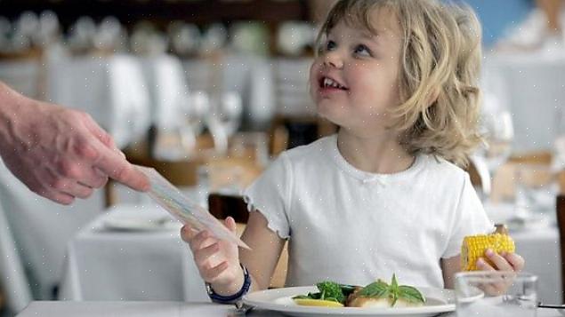 Embora você não possa esperar modos perfeitos à mesa de crianças pequenas