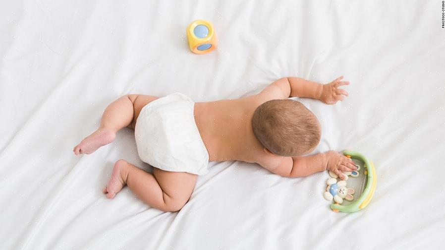 As atividades sensoriais do bebê são acompanhadas pela teoria do desenvolvimento para ilustrar perfeitamente
