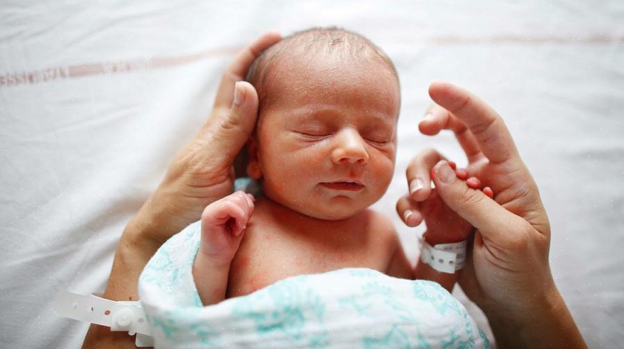 Aqui estão algumas coisas que você pode fazer para cuidar de seu bebê recém-nascido da melhor maneira