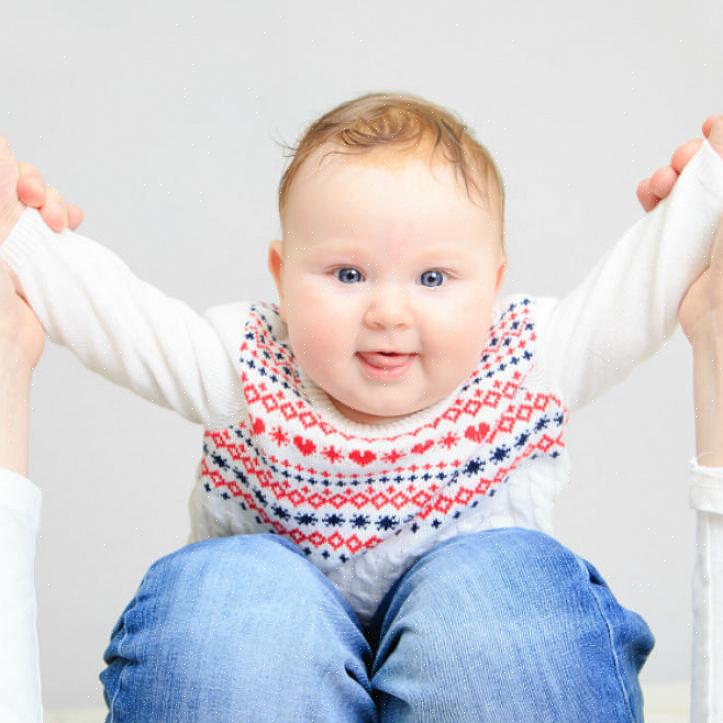 Uma maneira de evitar bagunça durante a troca de fraldas é brincando com seu bebê