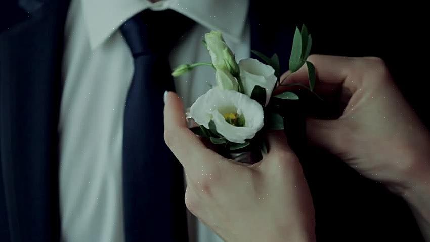 Enquanto a noiva tem suas próprias flores para segurar durante a cerimônia