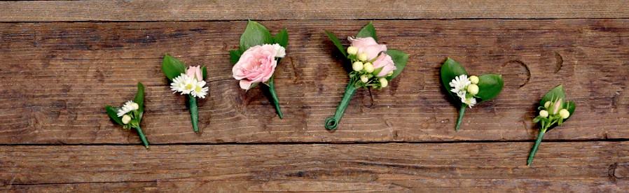 A flor da lapela rosa é um tanto semelhante a um buquê usado por mulheres durante casamentos