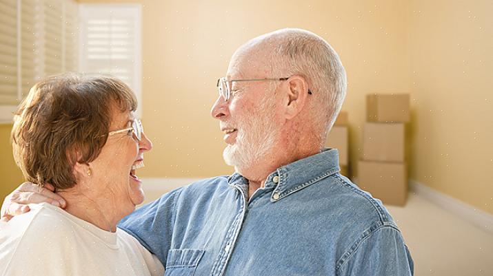 A próxima melhor coisa que podemos fazer é encontrar ajuda adequada para nossos pais idosos