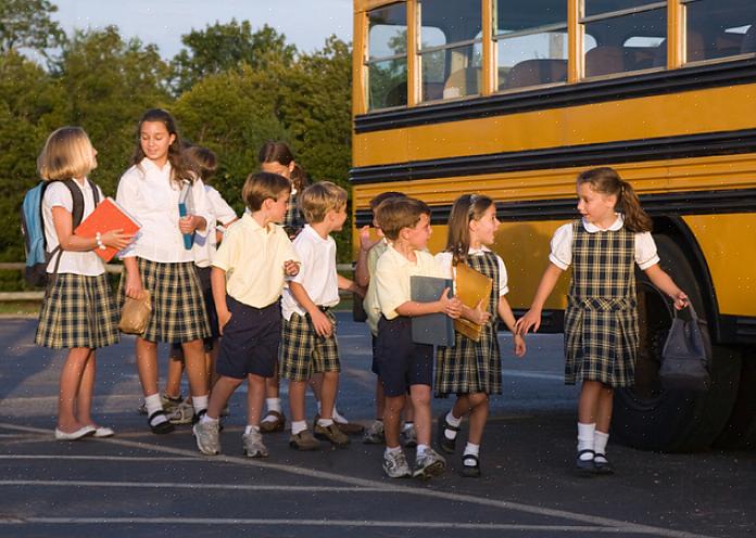 As escolas particulares geralmente concedem bolsas para alunos com base nas necessidades financeiras