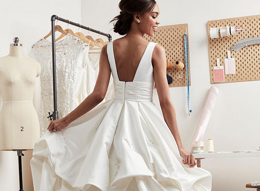 Pendure o vestido de noiva assim que for entregue na sua porta para evitar que se formem mais vincos
