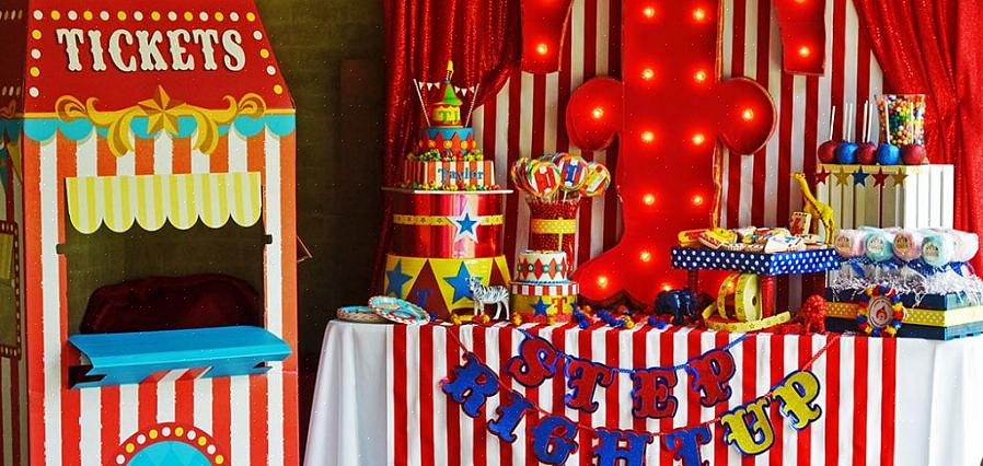 Os itens básicos a se considerar em uma festa de aniversário com tema de carnaval incluem os convites