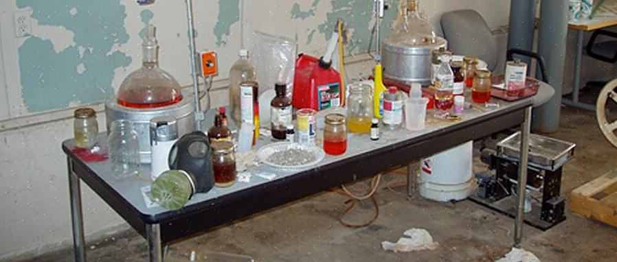 Como muitos dos resíduos tóxicos dos laboratórios de metanfetamina são despejados ilegalmente em terras