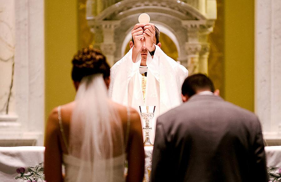 O único caso em que uma pessoa casada pode se casar na Igreja Católica é se o cônjuge estiver doente