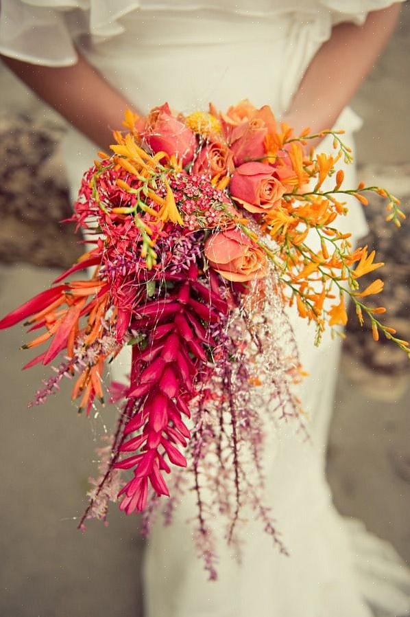 Este artigo discute algumas idéias sobre como escolher flores para seu casamento na praia