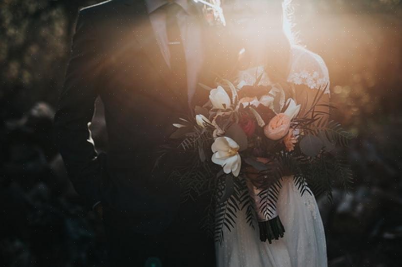 Você realmente não precisa gastar muito dinheiro para conseguir as decorações de casamento de inverno