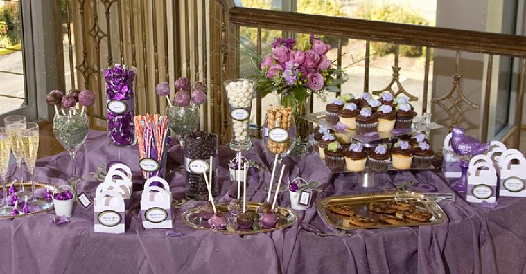 Coloque baldes na mesma mesa de buffet de doces onde seus convidados podem colocar seus doces