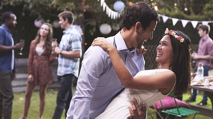 Aqui estão algumas dicas sobre como criar seu próprio programa de eventos para um casamento