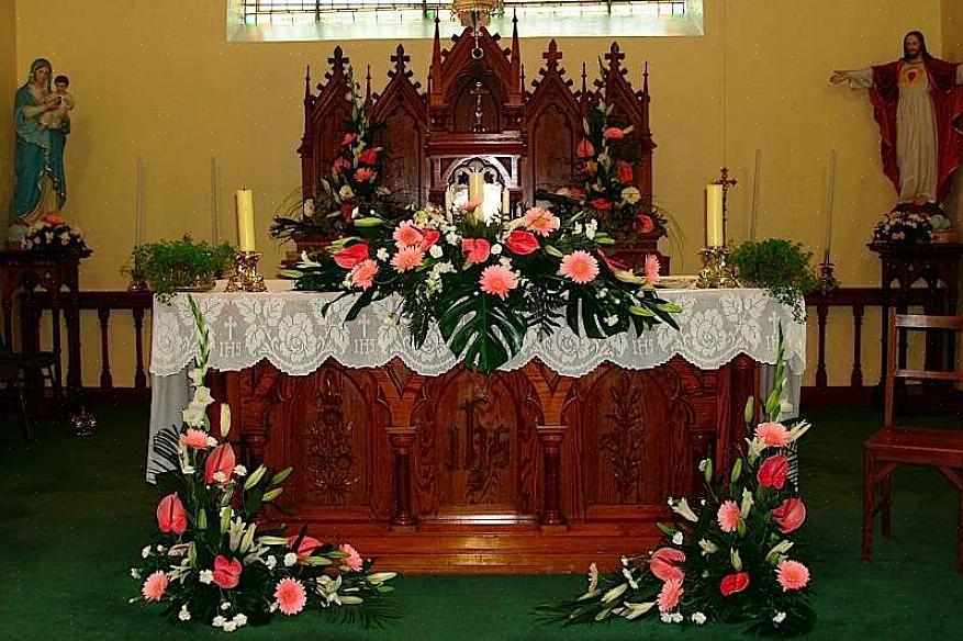 A decoração do santuário da igreja difere em alguns aspectos
