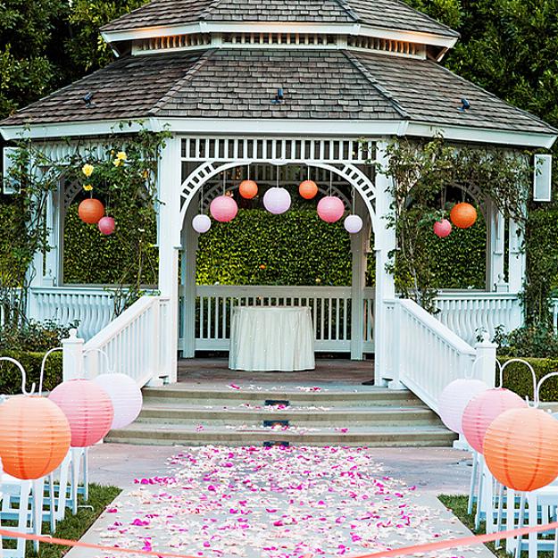 Aqui estão algumas dicas úteis sobre como decorar um gazebo para um casamento