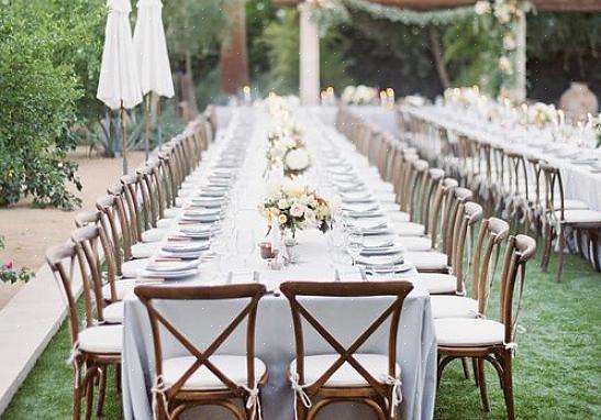 Ter uma recepção de casamento em estilo banquete é uma alternativa a um jantar sentado