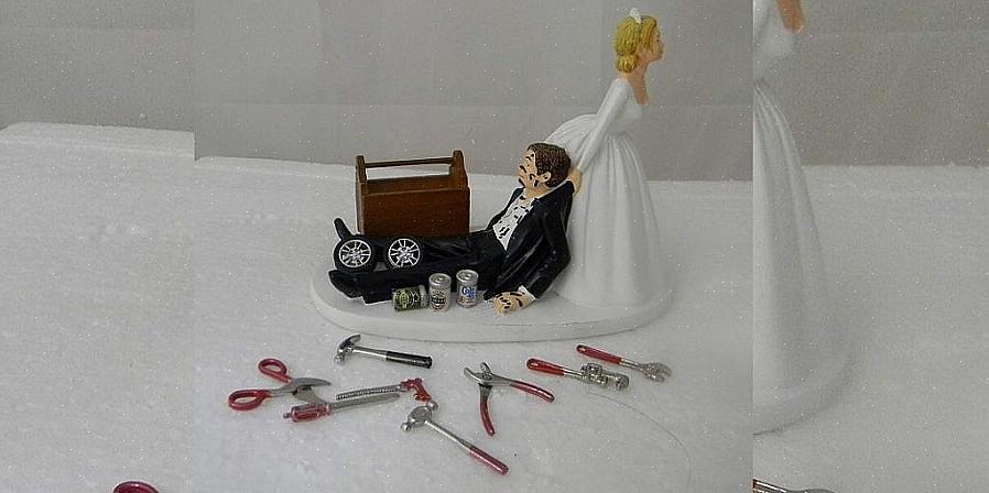 Você pode ver uma série de bolos de casamento com estatuetas de noiva