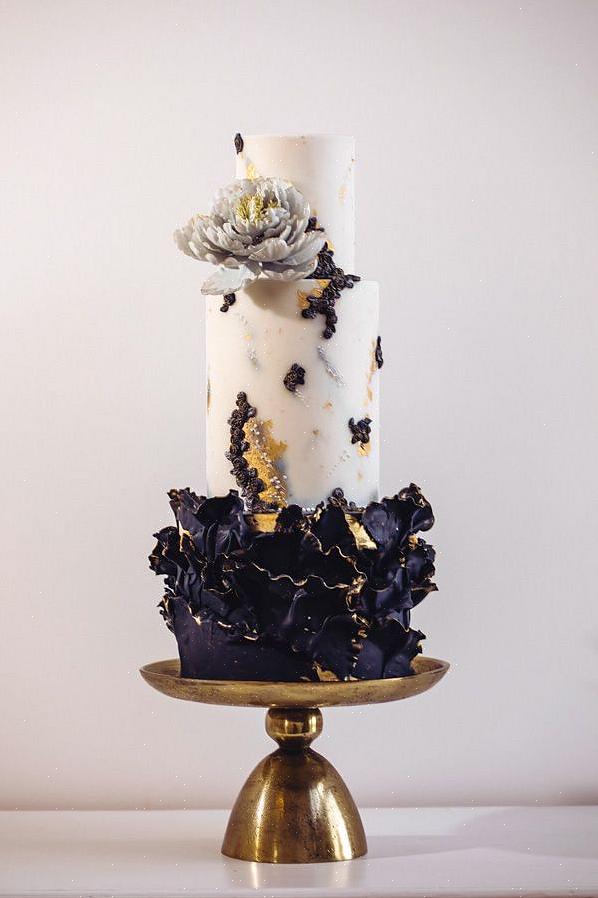 O caule de flor mais alto da peça central do bolo de casamento não deve ser mais alto do que quinze