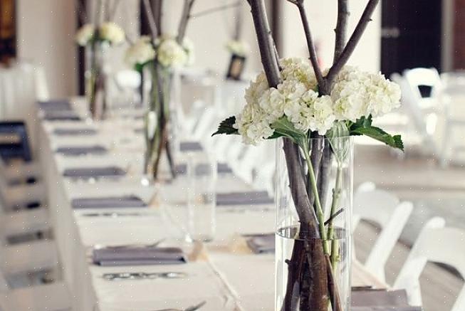 Se você acha que precisa contratar uma florista para organizar a mesa de mesa de casamento para você